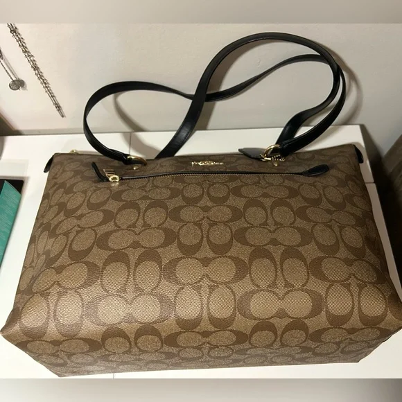 Coach Gallery Tote/Tan and Black/Signature Canvas - Picture 8 of 12